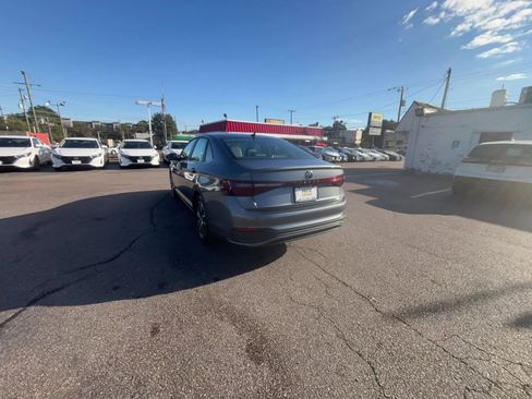 Used 2025 Volkswagen Jetta SE image 16