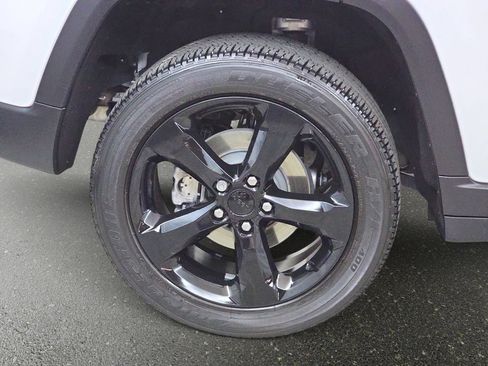 Used 2023 Jeep Grand Cherokee Altitude AWD/4WD image 32
