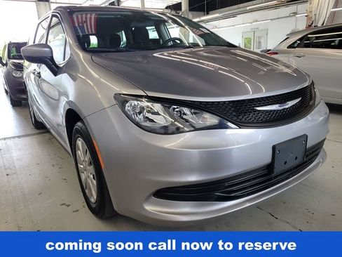 Used 2020 Chrysler Voyager L FWD image 1