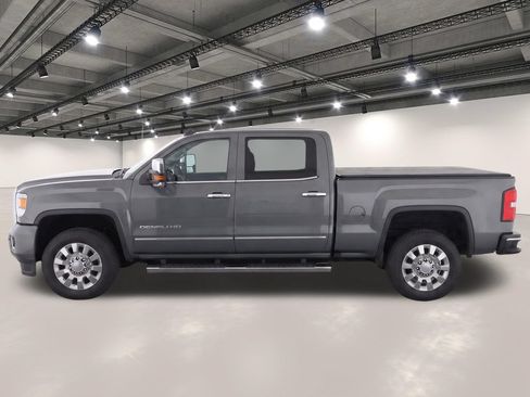 Used 2017 GMC Sierra 2500 Denali w/ Suspension Package, Off-Road AWD/4WD image 6