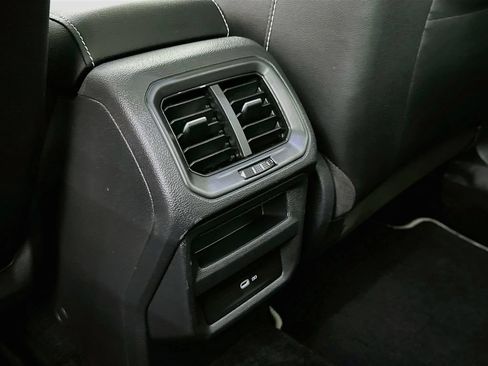 Used 2022 Volkswagen Taos SE w/ Panoramic Sunroof Package FWD image 27