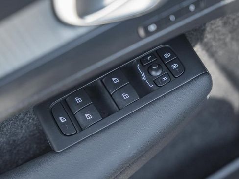 Certified 2025 Volvo XC40 B5 Plus image 38