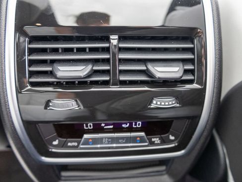 Used 2026 BMW X7 xDrive40i w/ M Sport Package AWD/4WD image 19