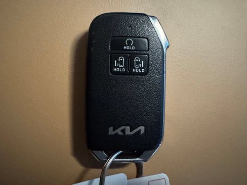 Used 2024 Kia Carnival LX FWD image 17
