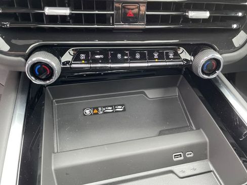 New 2025 Chevrolet Suburban Premier image 15