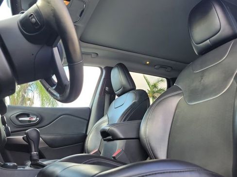Used 2019 Jeep Cherokee Latitude Plus w/ Comfort/Convenience Group AWD/4WD image 18