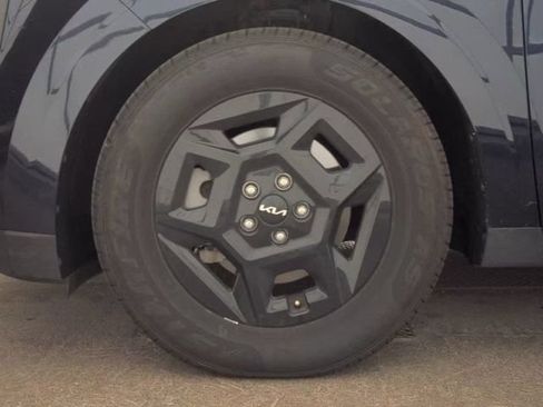 Used 2025 Kia Carnival FWD image 20