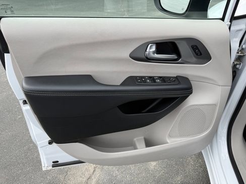 Used 2023 Chrysler Pacifica Touring-L image 18