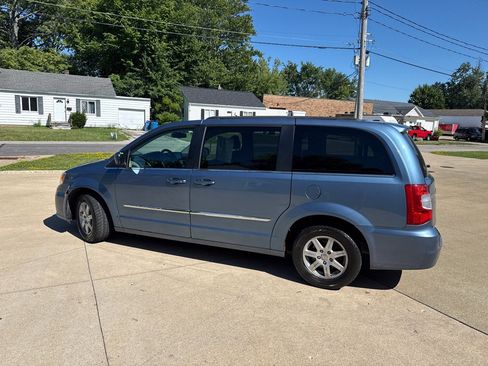 Used 2012 Chrysler Town & Country Touring FWD image 5
