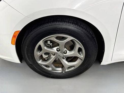 Used 2023 Chrysler Pacifica Limited FWD image 37