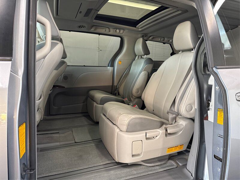 Used 2013 Toyota Sienna Limited w/ Premium Pkg AWD/4WD image 10