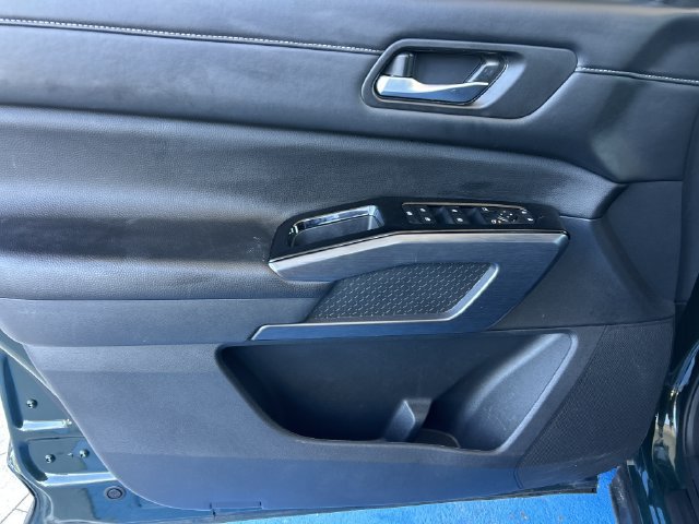 Used 2025 Nissan Pathfinder SL FWD image 18