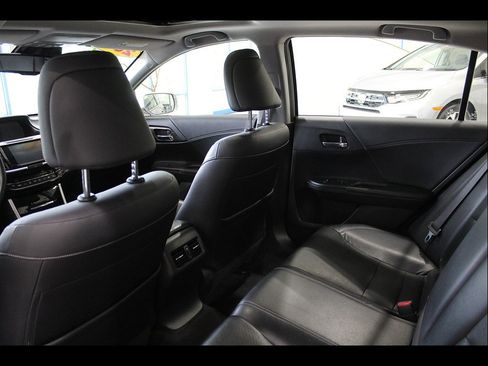 Used 2017 Honda Accord Touring image 16