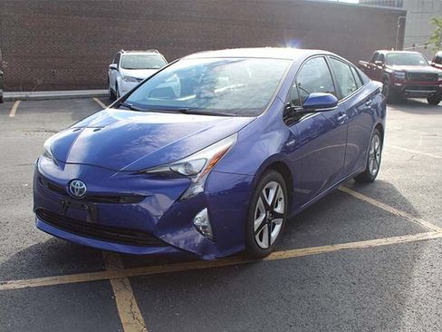Used 2017 Toyota Prius Four Touring w/ Premium Convenience Package FWD image 2