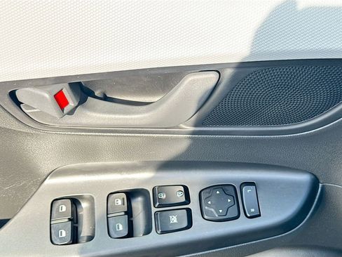 Used 2018 Hyundai Kona SE image 17