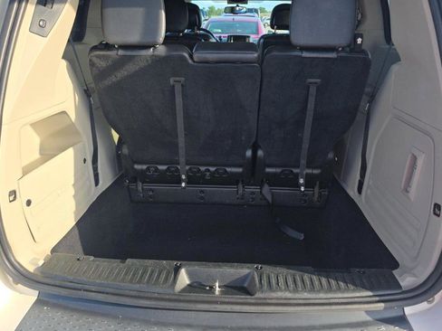 Used 2013 Chrysler Town & Country Touring FWD image 18