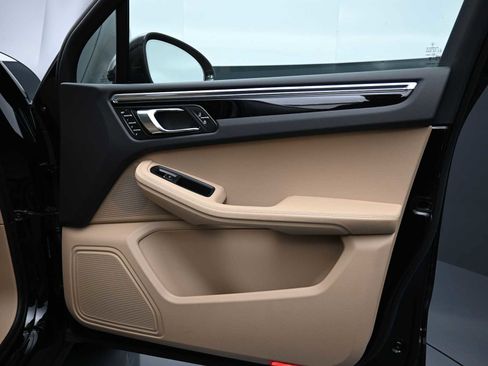 Certified 2025 Porsche Macan AWD/4WD image 24