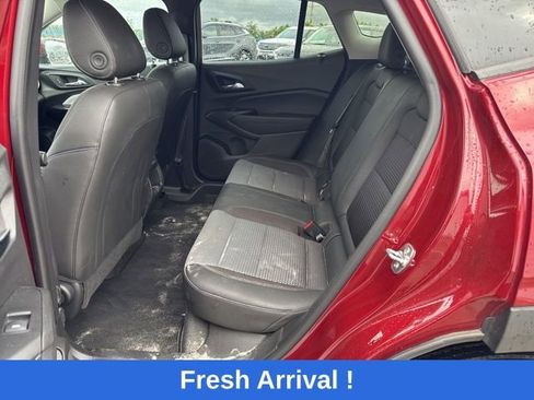 Used 2025 Chevrolet Trax LT w/ LT Convenience Package image 3