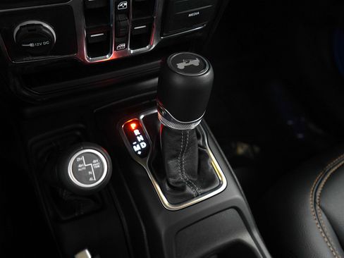 Used 2024 Jeep Wrangler Unlimited Sahara w/ Technology Group AWD/4WD image 24