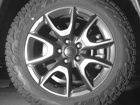 Used 2025 Jeep Compass Trailhawk image 13