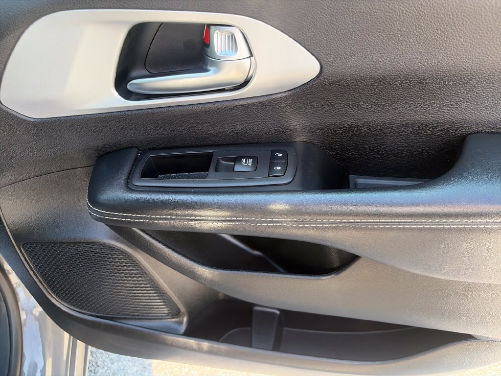 Used 2025 Chrysler Pacifica Limited FWD image 46