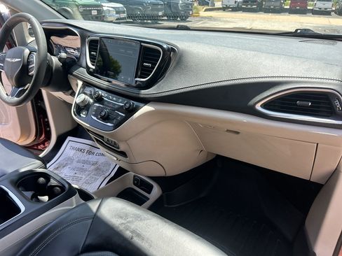 Used 2023 Chrysler Pacifica Touring-L FWD image 11