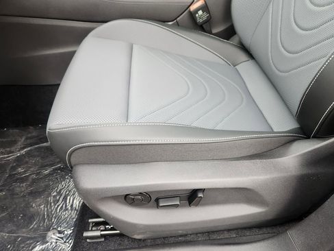 New 2026 Volkswagen Tiguan SE R-Line AWD/4WD image 13
