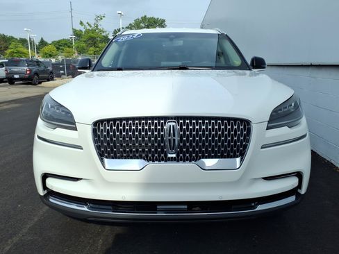 Used 2024 Lincoln Aviator AWD image 2