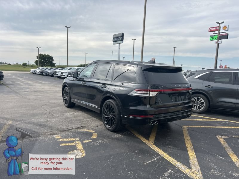Used 2026 Lincoln Aviator Reserve AWD/4WD image 3