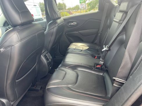 Used 2019 Jeep Cherokee Trailhawk AWD/4WD image 14