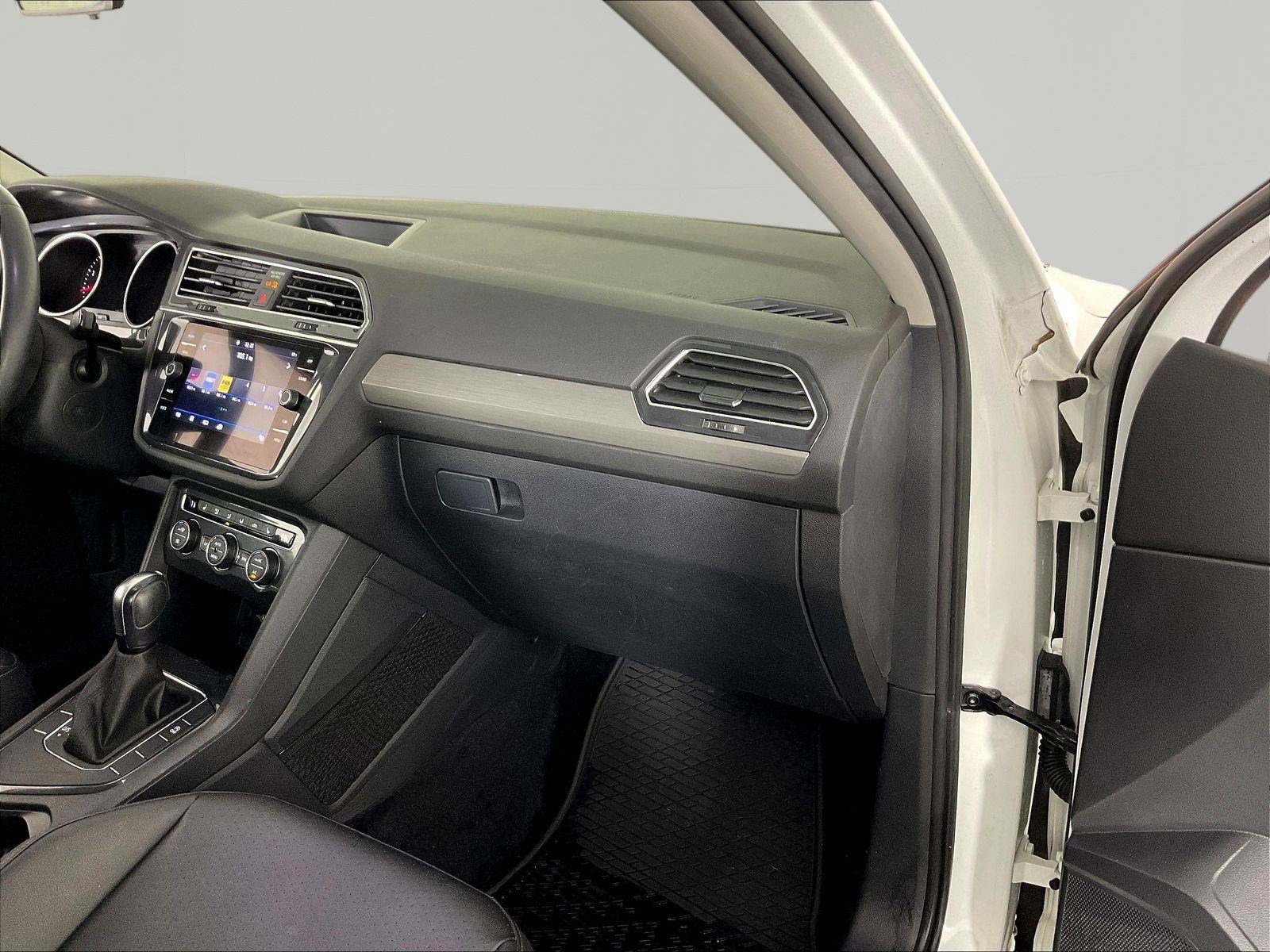 Used 2020 Volkswagen Tiguan SE w/ Panoramic Sunroof Package FWD image 27