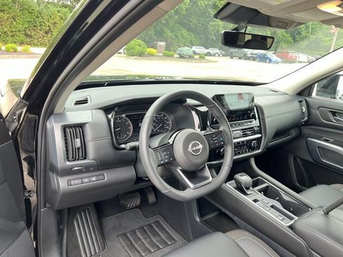 Used 2024 Nissan Pathfinder SL FWD image 10