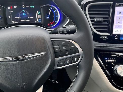 Used 2024 Chrysler Pacifica Select image 26