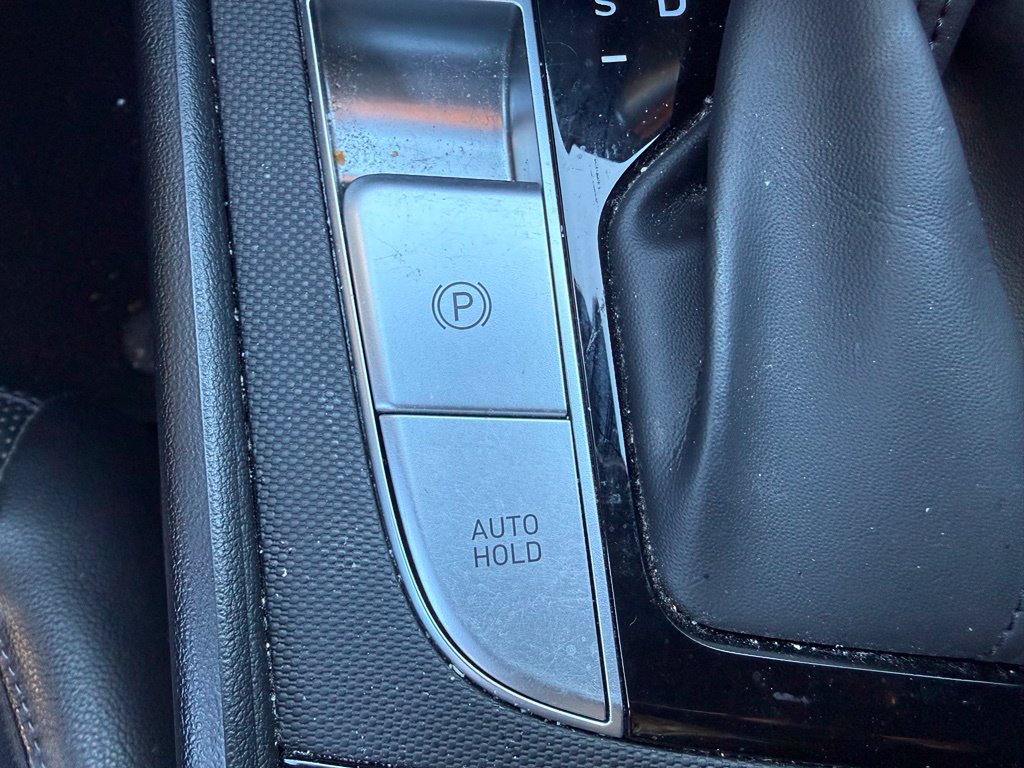 Certified 2022 Hyundai Elantra Limited FWD image 17
