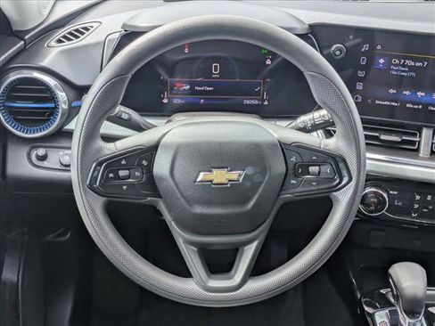Used 2025 Chevrolet Trax LT FWD image 13