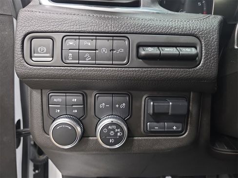 Used 2021 GMC Yukon Denali w/ Denali Premium Package image 27