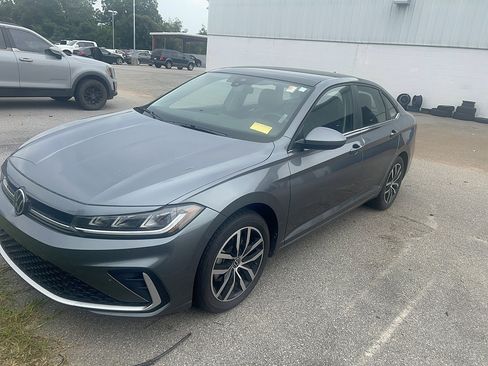 Used 2025 Volkswagen Jetta SE FWD image 1
