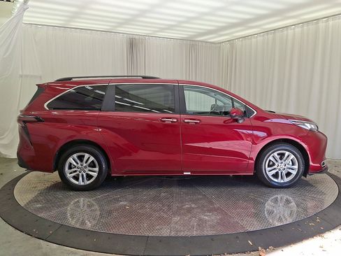 Certified 2024 Toyota Sienna XLE image 26
