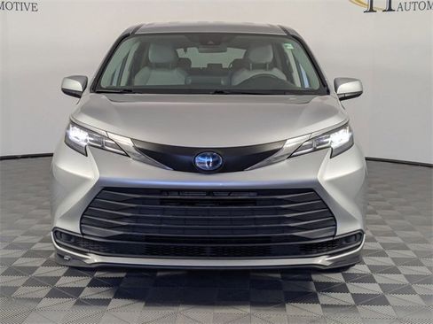 Used 2021 Toyota Sienna LE image 3