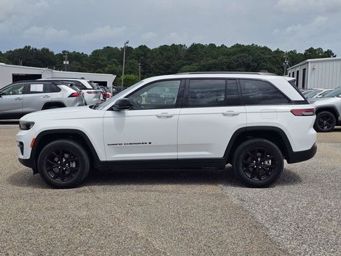 Used 2024 Jeep Grand Cherokee Altitude AWD/4WD image 13