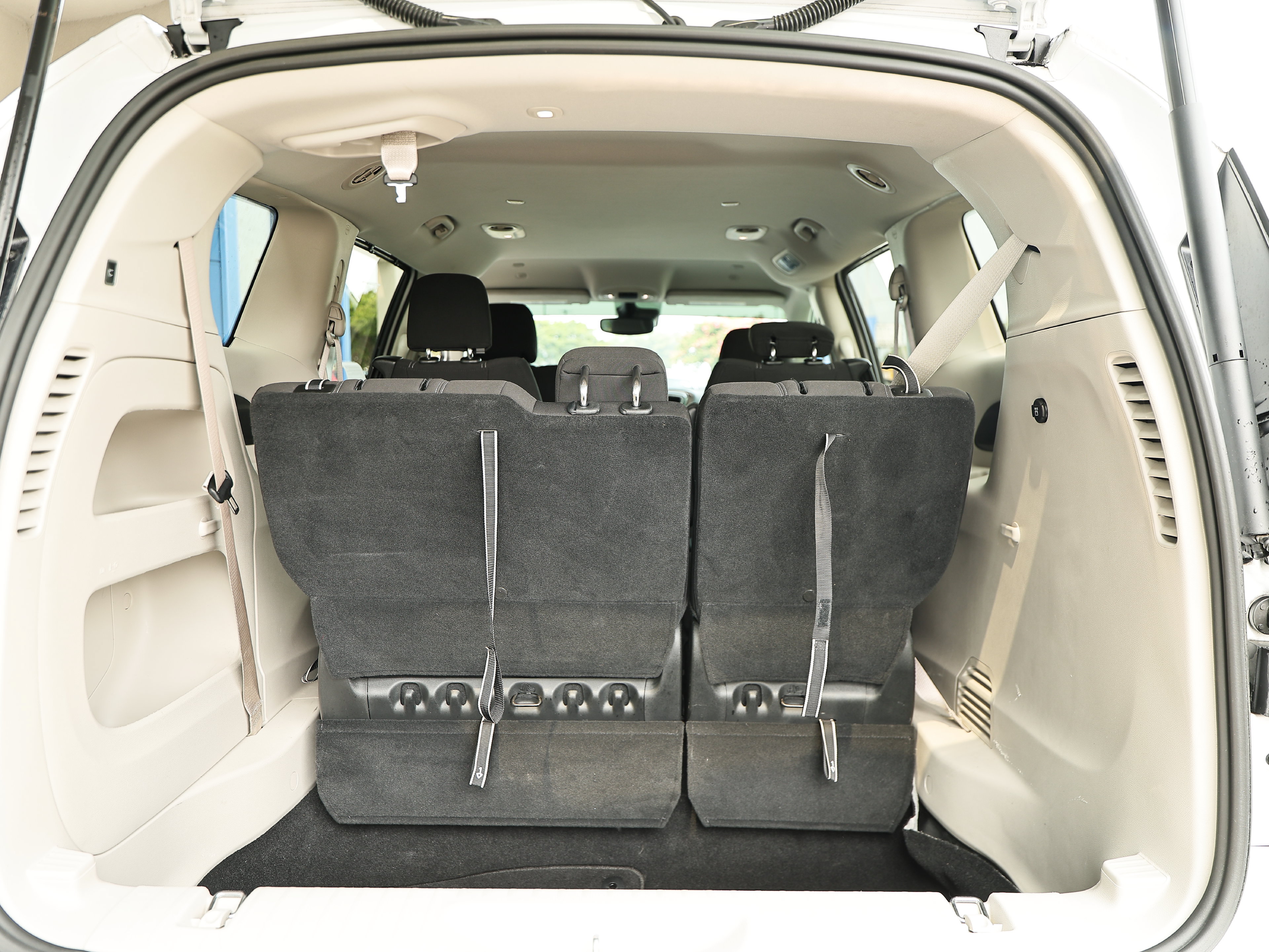Used 2024 Chrysler Voyager LX FWD image 27