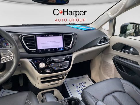 Used 2024 Chrysler Pacifica Touring-L FWD image 30