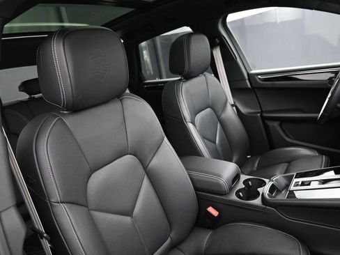 Certified 2025 Porsche Macan AWD/4WD image 31