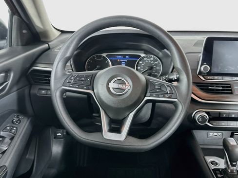 Used 2025 Nissan Altima 2.5 SV FWD image 17