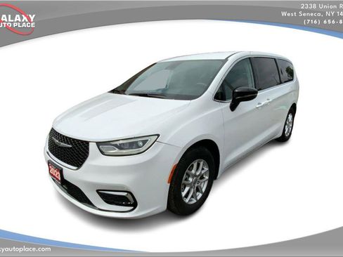 Used 2024 Chrysler Pacifica Touring-L FWD image 1