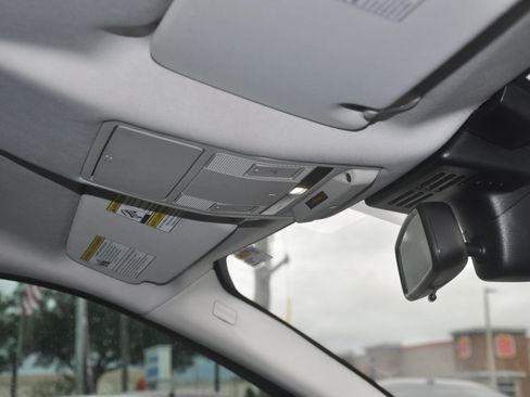 Used 2017 Land Rover Discovery Sport SE AWD/4WD image 30