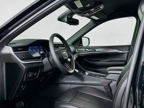 Used 2025 Jeep Grand Cherokee Limited image 9