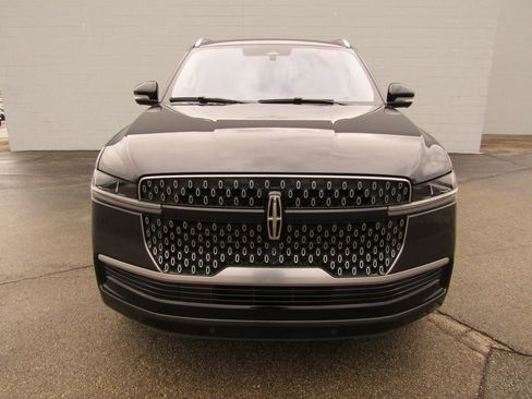 Used 2025 Lincoln Navigator Reserve AWD/4WD image 3