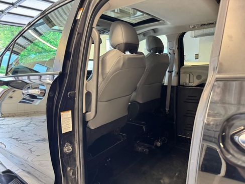 Used 2022 Toyota Sienna XLE FWD image 22