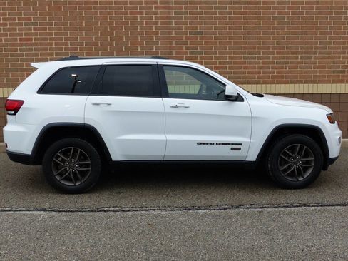 Used 2016 Jeep Grand Cherokee Laredo 75th Anniversary image 12